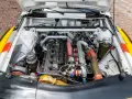 Silnik Audi quattro S1, potężna jednostka z turbosprężarką i licznymi przewodami, gotowa do rajdowych wyzwań.