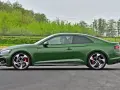Zielony sportowy coupe z czerwonymi zaciskami hamulcowymi jedzie po torze.