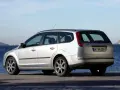 Srebrny Ford Focus MK2 1.6 benzyna kombi zaparkowany nad wodą.