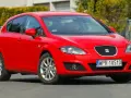 Czerwony Seat Leon 2 z polskimi tablicami rejestracyjnymi WPR 10510.