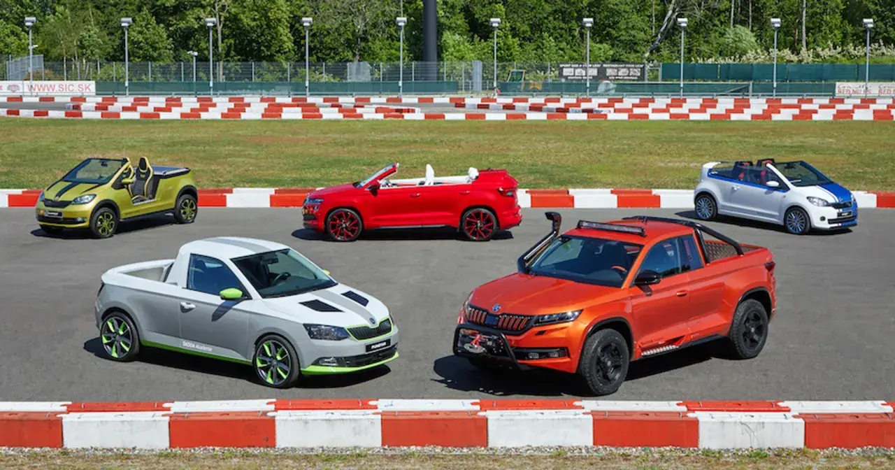 Kolekcja unikatowych, przerobionych modeli Skody: zielony kabriolet, czerwony kabriolet, biało-niebieski kabriolet, szary pick-up i pomarańczowy SUV z terenowym wyposażeniem.