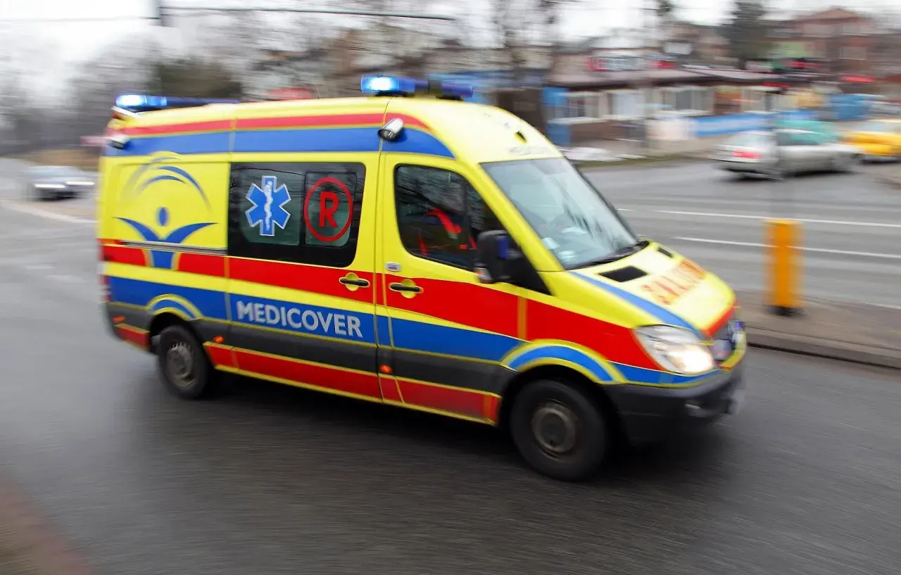 Żółta karetka Medicover pędzi na sygnale.