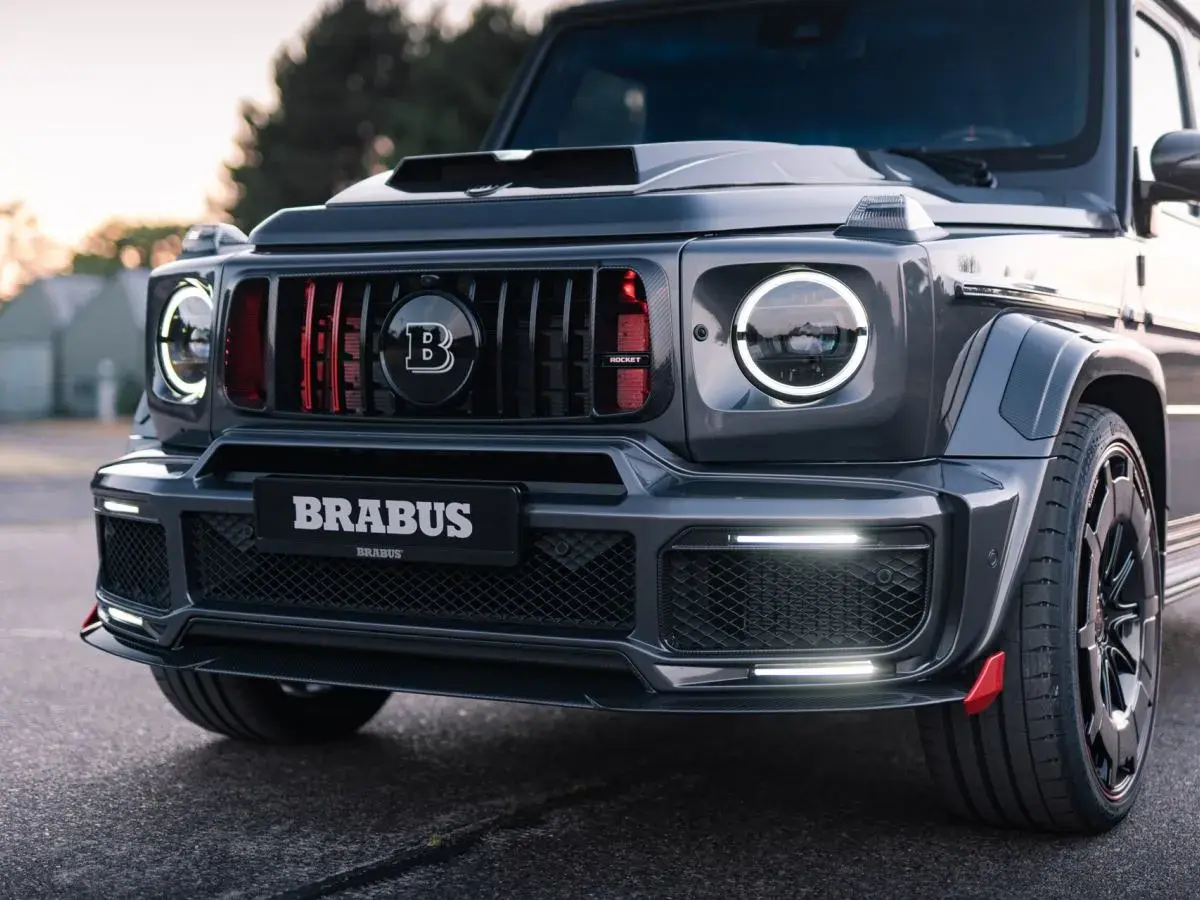 Brabus Rocket 900, szary, masywny SUV z agresywnym przednim zderzakiem i charakterystycznym grillem z logo Brabus.