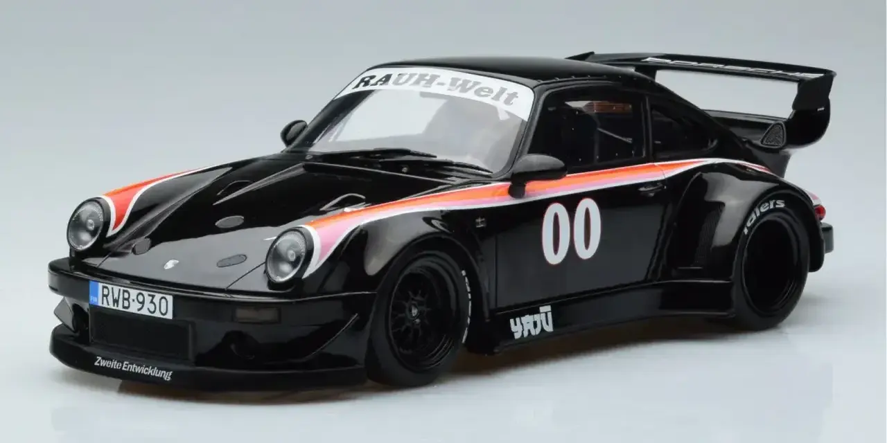 Czarny Porsche RWB z numerem 00 i kolorowymi pasami na masce i błotnikach.