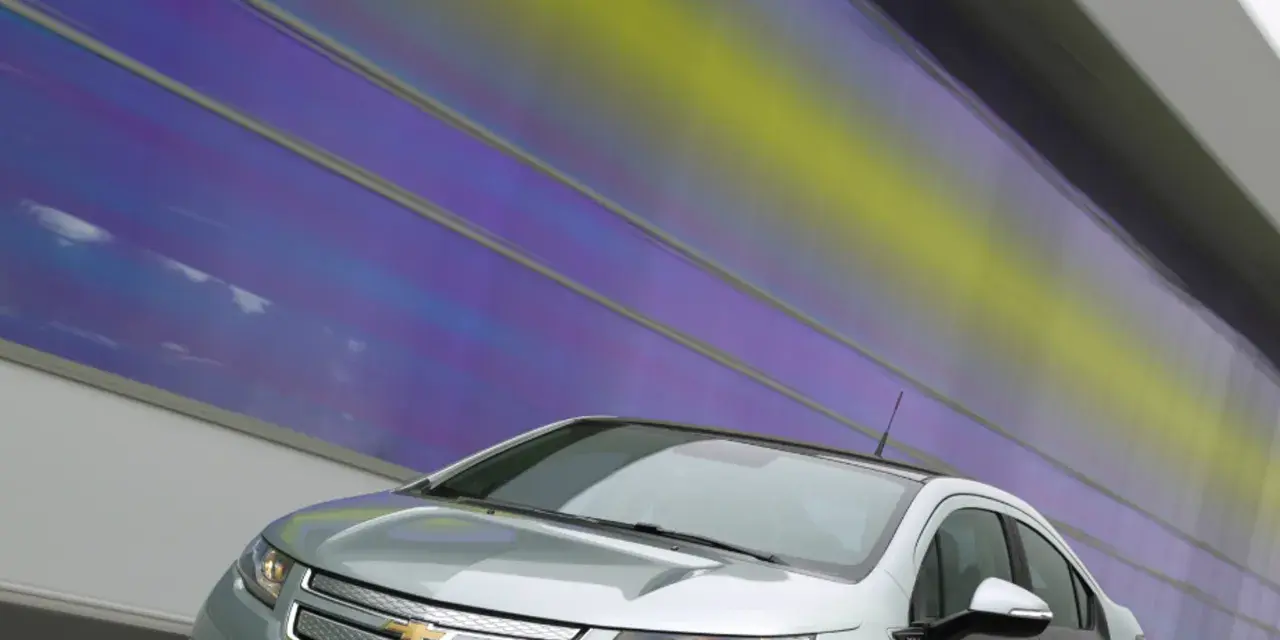 Srebrny Chevrolet Volt z nowoczesnym designem na tle tęczowej ściany.
