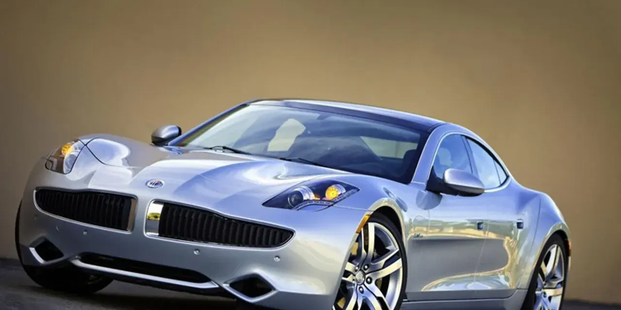 Srebrny Fisker Karma z eleganckimi liniami i sportowymi felgami, gotowy na podróż.