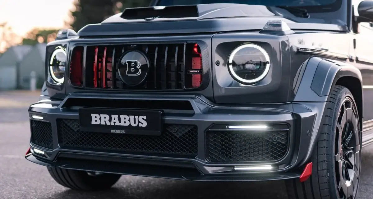 Brabus Rocket 900, szary, masywny SUV z agresywnym przednim zderzakiem i charakterystycznym grillem z logo Brabus.