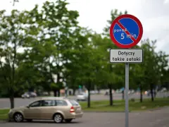 Znak B35 informuje, że postój dłuższy niż 5 minut jest zabroniony, dotyczy także zatoki.