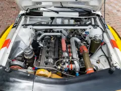 Silnik Audi quattro S1, potężna jednostka z turbosprężarką i licznymi przewodami, gotowa do rajdowych wyzwań.