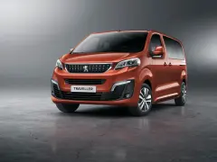 Pomarańczowy Peugeot Traveller, nowoczesny bus, gotowy na każdą podróż.