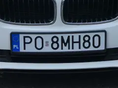 Białe BMW z tablicą rejestracyjną PO 8MH80. Zst rejestracja zakończona sukcesem.