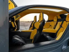 Wnętrze Koenigsegg Gemera z żółtymi i czarnymi siedzeniami. Zastanawiasz się nad Koenigsegg Gemera cena?