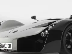 Sportowy samochód BAC Mono z tablicą rejestracyjną "BAC 01" na białym tle.