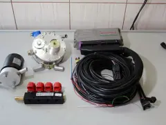 Zestaw do instalacji gazowej LPG: reduktor, listwa wtryskowa, sterownik STAG-300-4, wiązka przewodów. Pomaga obniżyć koszty paliwa, gdy ceny gazu są wysokie.