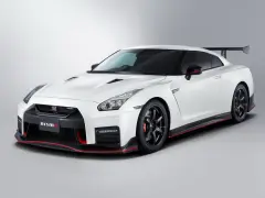 Biały Nissan R35 Nismo z czarnymi felgami i czerwonymi akcentami, gotowy do podboju toru.