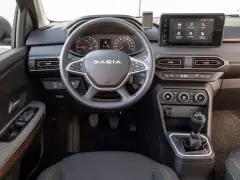 Wnętrze Dacia Sandero. Sprawdź atrakcyjne ceny tego wszechstronnego auta.