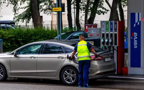 Pracownik stacji paliw tankuje samochód. Rosnące ceny paliwa to problem, który dotyka każdego kierowcę.