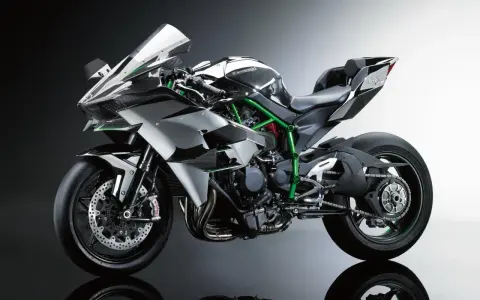 Srebrno-czarny Kawasaki Ninja H2R, znany jako najszybszy motor na świecie, z zieloną ramą i karbonowymi elementami.