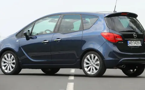 Ciemnoniebieski Opel Meriva B z polskimi tablicami WE 3428V na drodze.