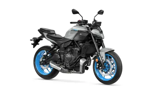 Szary motocykl Yamaha MT-07 z niebieskimi felgami. Poznaj jego yamaha mt-07 dane techniczne i poczuj moc!