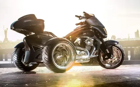 Stylowe motocykle trójkołowe na kat B. Błyszczące, czarne, z chromowanymi felgami, gotowe na podbój drogi.