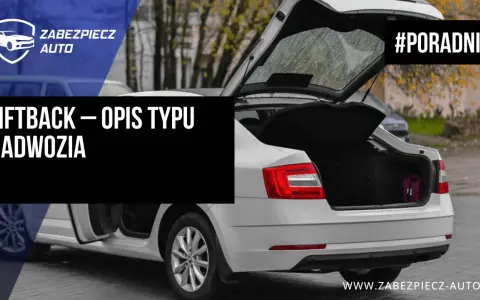 Biały liftback z otwartym bagażnikiem, w którym widać fioletową walizkę. Tekst na zdjęciu: "LIFTBACK – OPIS TYPU NADWOZIA".