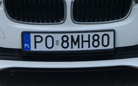 Białe BMW z tablicą rejestracyjną PO 8MH80. Zst rejestracja zakończona sukcesem.