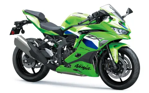 Zielony motocykl Kawasaki ZX4RR Ninja gotowy do jazdy.