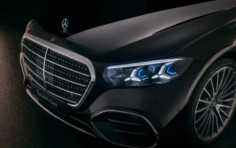 Nowy Mercedes S-Class z charakterystyczną atrapą chłodnicy i nowoczesnymi światłami LED.