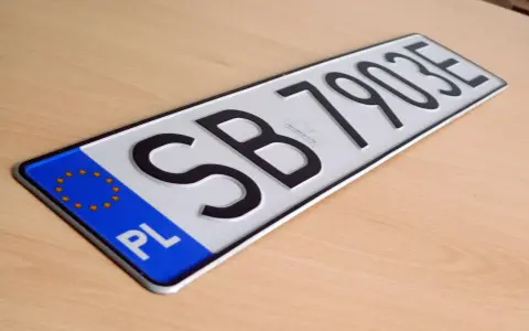 Tablica rejestracyjna SB 7903E z symbolem Unii Europejskiej i literami PL.