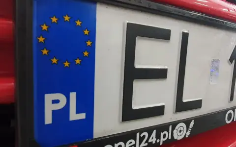 Tablica rejestracyjna EL 1 z symbolem Unii Europejskiej i oznaczeniem PL.