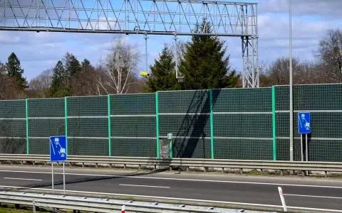 Znak informuje o odcinkowym pomiarze prędkości na A4. Uważaj na kamery!