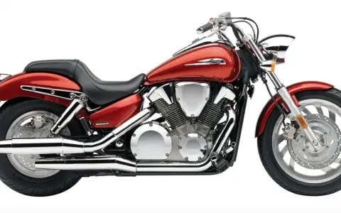Czerwony motocykl Honda VTX 1300 z chromowanymi elementami i potężnym silnikiem V-twin.