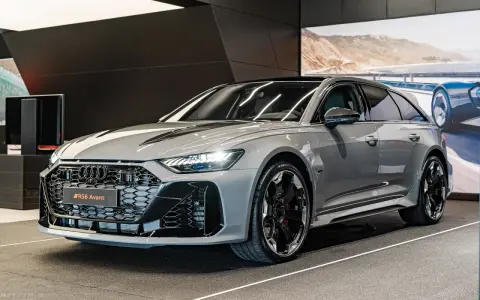 Szary Audi RS6 GT Avant z czarnymi akcentami i felgami, gotowy do podboju każdej drogi.