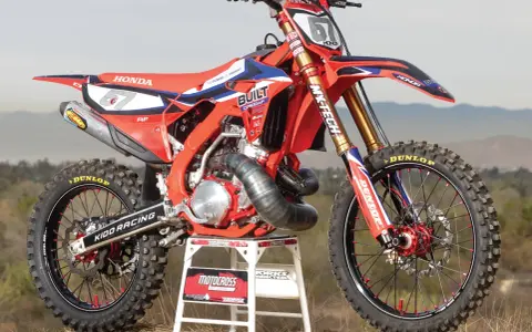 Czerwony motocykl crossowy Honda CR 500 z numerem 57, gotowy do akcji.