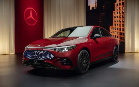 Czerwony Mercedes CLA 2025 z podświetlanym grillem i logo gwiazdy. Elegancki design, gotowy na podbój dróg.