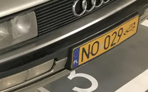 Audi z żółtą tablicą rejestracyjną NO 029.