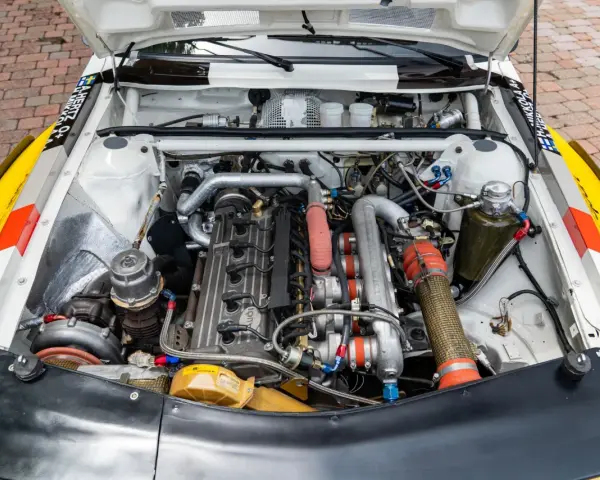 Silnik Audi quattro S1, potężna jednostka z turbosprężarką i licznymi przewodami, gotowa do rajdowych wyzwań.