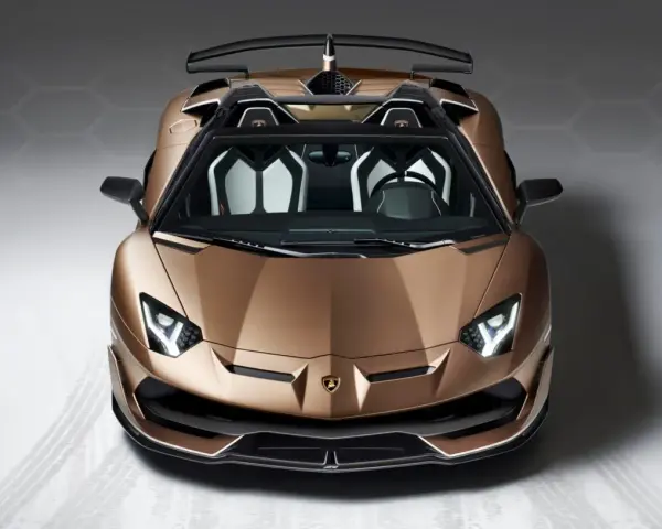 Brązowy Lamborghini Aventador SVJ z otwartym dachem, z czarnym spoilerem i białymi akcentami we wnętrzu, gotowy do jazdy.