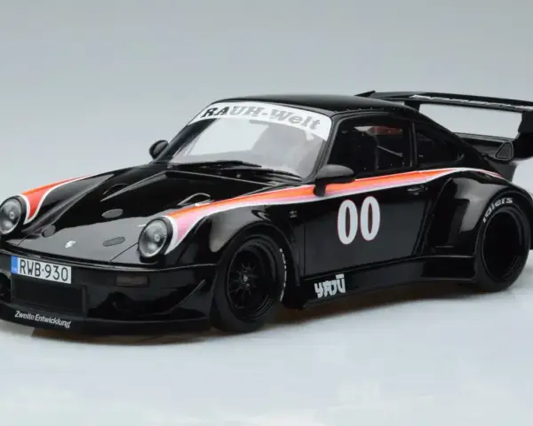 Czarny Porsche RWB z numerem 00 i kolorowymi pasami na masce i błotnikach.