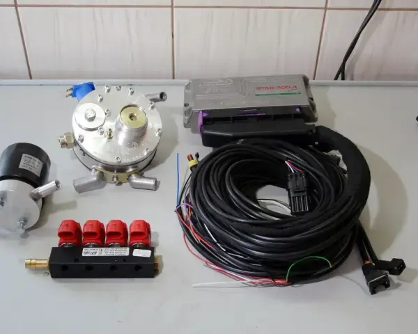 Zestaw do instalacji gazowej LPG: reduktor, listwa wtryskowa, sterownik STAG-300-4, wiązka przewodów. Pomaga obniżyć koszty paliwa, gdy ceny gazu są wysokie.