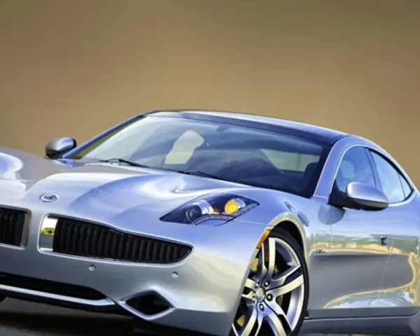 Srebrny Fisker Karma z eleganckimi liniami i sportowymi felgami, gotowy na podróż.
