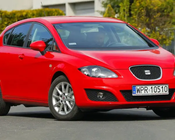 Czerwony Seat Leon 2 z polskimi tablicami rejestracyjnymi WPR 10510.