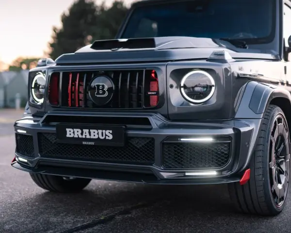 Brabus Rocket 900, szary, masywny SUV z agresywnym przednim zderzakiem i charakterystycznym grillem z logo Brabus.