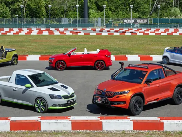 Kolekcja unikatowych, przerobionych modeli Skody: zielony kabriolet, czerwony kabriolet, biało-niebieski kabriolet, szary pick-up i pomarańczowy SUV z terenowym wyposażeniem.