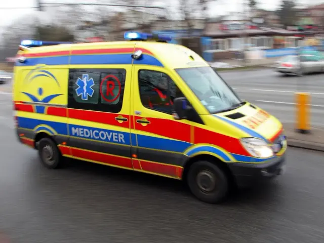 Żółta karetka Medicover pędzi na sygnale.
