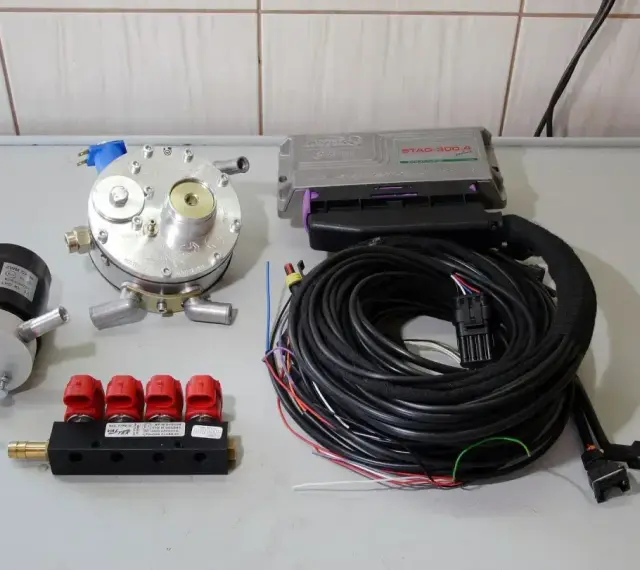 Zestaw do instalacji gazowej LPG: reduktor, listwa wtryskowa, sterownik STAG-300-4, wiązka przewodów. Pomaga obniżyć koszty paliwa, gdy ceny gazu są wysokie.