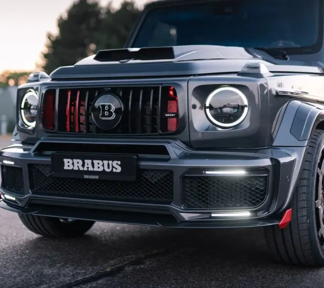 Brabus Rocket 900, szary, masywny SUV z agresywnym przednim zderzakiem i charakterystycznym grillem z logo Brabus.