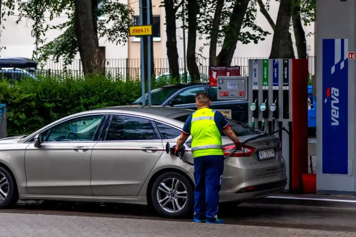 Pracownik stacji paliw tankuje samochód. Rosnące ceny paliwa to problem, który dotyka każdego kierowcę.