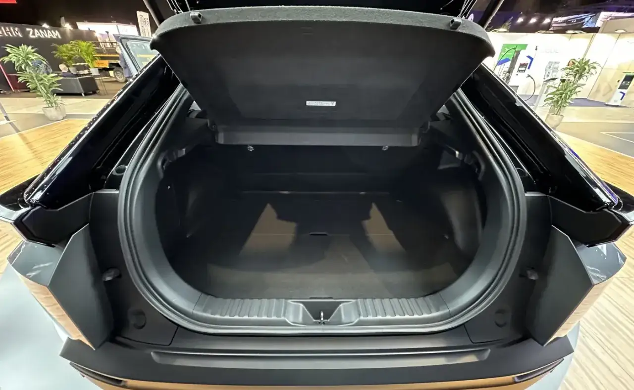 Pusty bagażnik nowej Toyoty CHR 2025. Dużo miejsca na bagaże podczas wakacyjnych podróży.